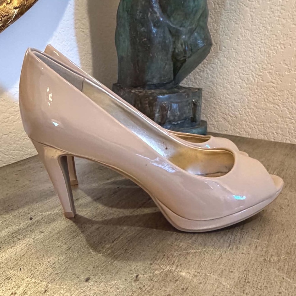 Bandolino Nude Patent Peep Toe Platform Pumps Heels Womens 7.5M